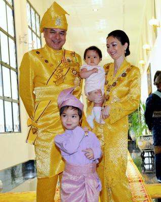 Gambar Keluarga DiRaja Raja Muda Perak - Raja Nazrin Shah