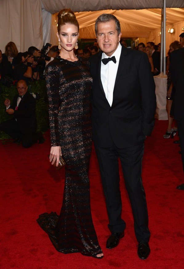 3 - Rosie Huntington-Whiteley and Mario Testino wearing Burberry to The Metropolitan Museum of Art 2012 Costume Institute Benefit in NY, 07.05.12