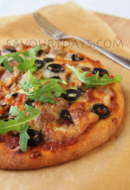 Pizza with chicken, mushroom, olive, mozzarella cheese, tomato sauce & fresh rucola