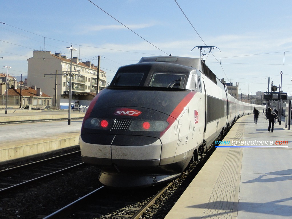 La rame TGV Sud-Est 15 de SNCF Voyages quittant la gare marseillaise le 10 mai 2012
