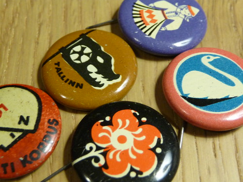 Making button badge brooches