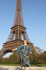 katie posing at the eiffel tower