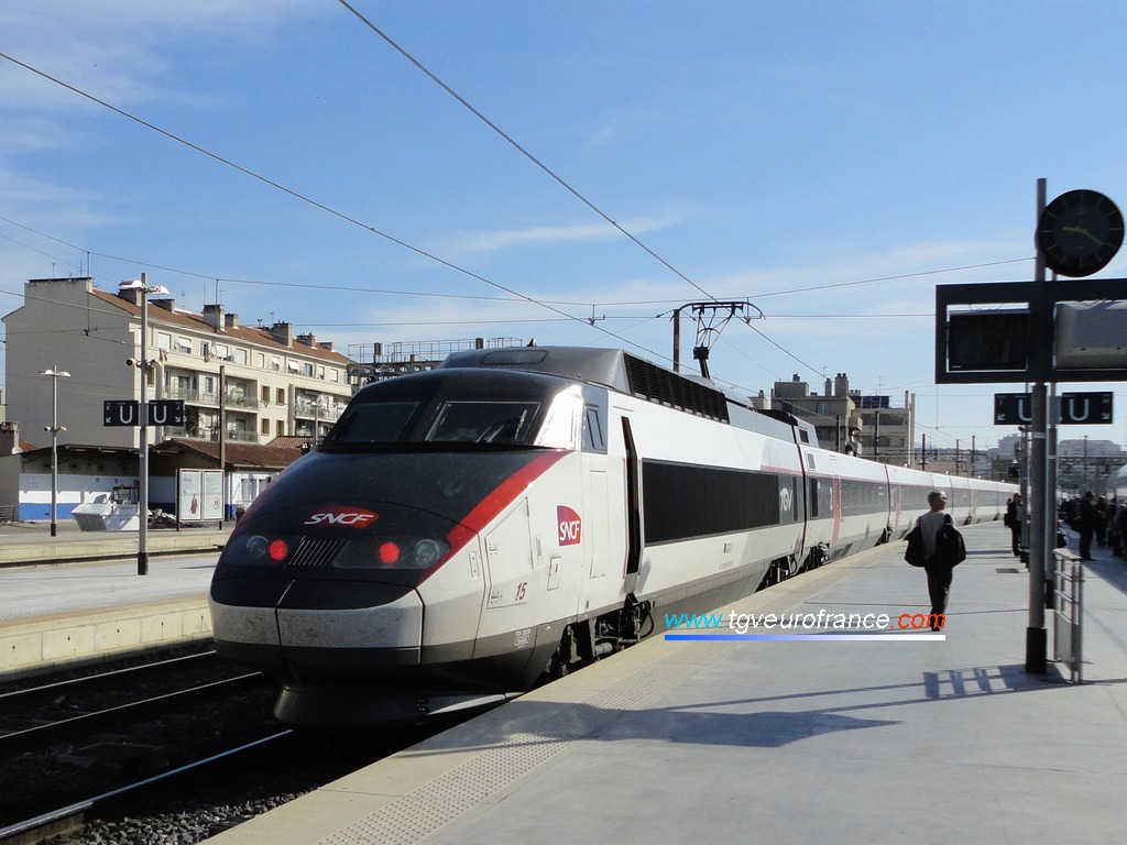 Une rame TGV Sud-Est (la 15) arborant la nouvelle livrée SNCF blanche et carmillon