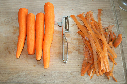 14 - Möhren schälen / Peel carrots