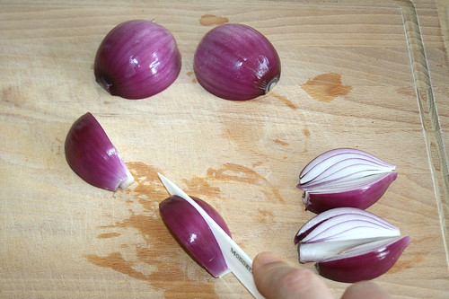 12 - Zwiebeln in Spalten schneiden / Cut onions