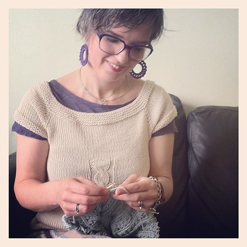 Knitting before lunch:) Lavorando a maglia prima di pranzo:)