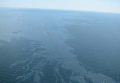 在深海地平線沉沒以後，碎片與油汙漂浮在墨西哥灣，2010年4月22日。（美國海岸防衛隊提供）