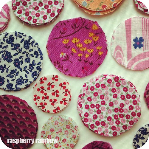 Today it's all about circles. Lovely round pieces of fabric, soon to be made into hair bobbles/hair ties.