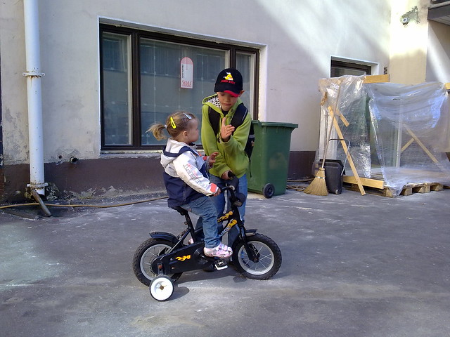 Лето, дети дома Nikolai gives adivice on cycling