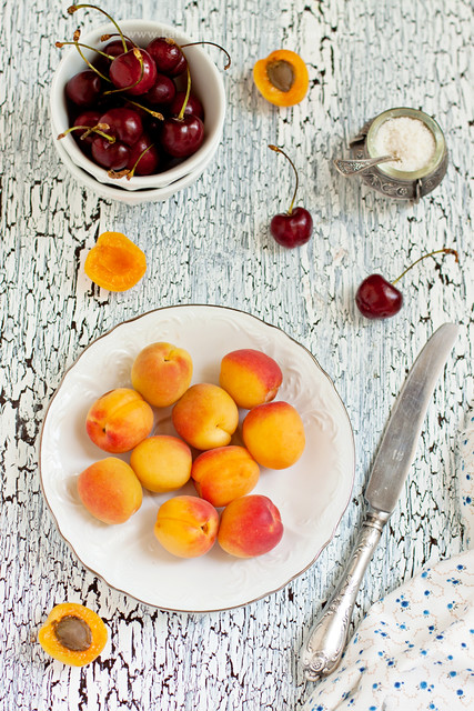Прощай июнь, привет июль ... Apricots and cherries