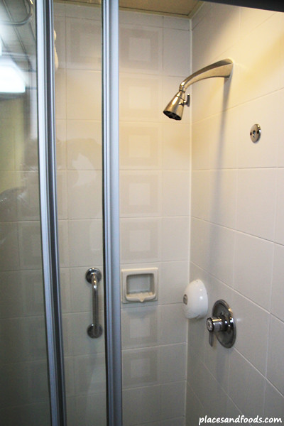 There was no bathtub and only with the standing shower.