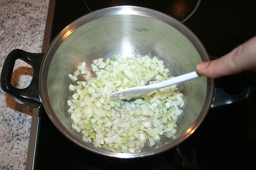 18 - Zwiebeln andünsten / Roast onion gently