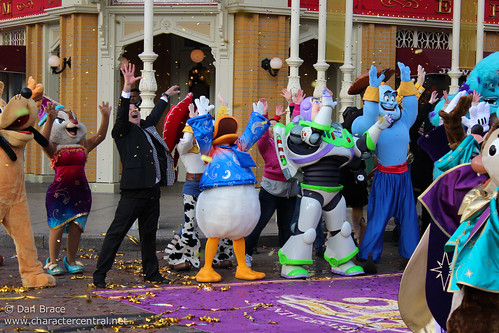 Cast Member Flash Mob for the 20th Anniversary at Disneyland Paris!