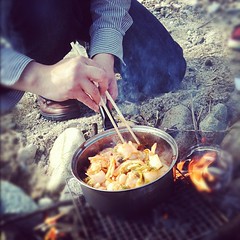 たき火でキムチ鍋