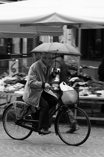 En bici y con paraguas