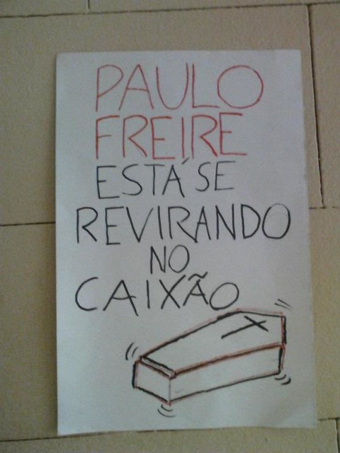 Paulo Freire se revirando no caixão