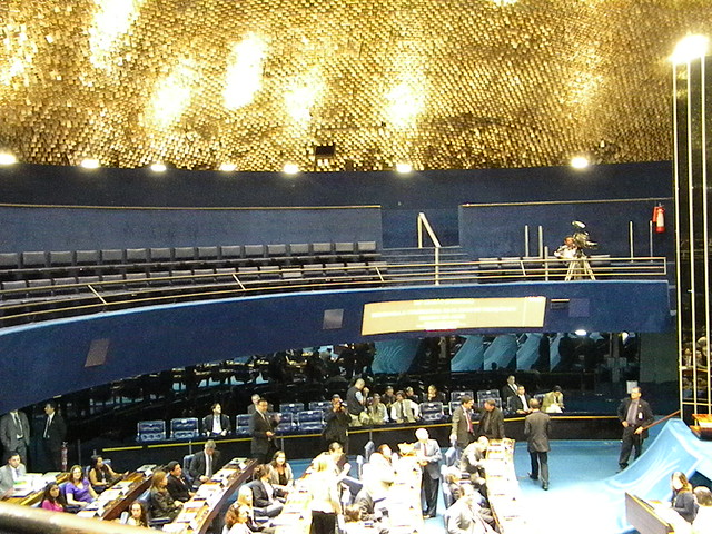 O Plenário do Senado fica sob a cúpula, mas não dentro dela