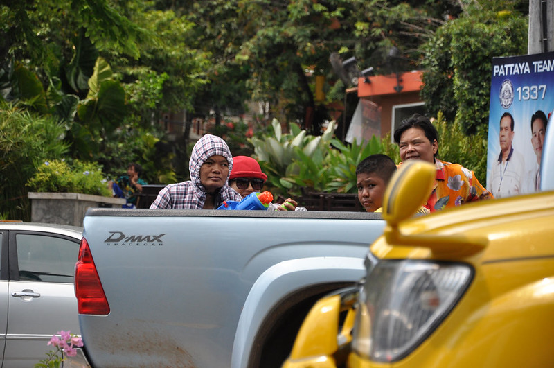 Тайцы в пикапе с водными пистолетами празднуют Сонгкран