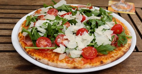 PIZZA: Rucola, Tomaten & Parmesan