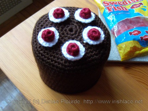blackforestcake-toiletpaperrollcover-crochet