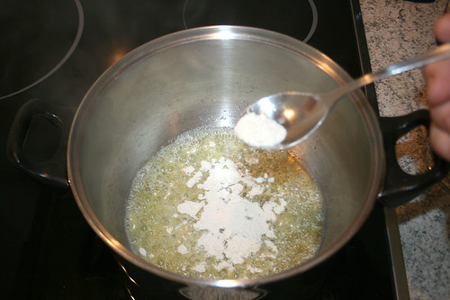 16 - Mehl einstreuen / Add flour