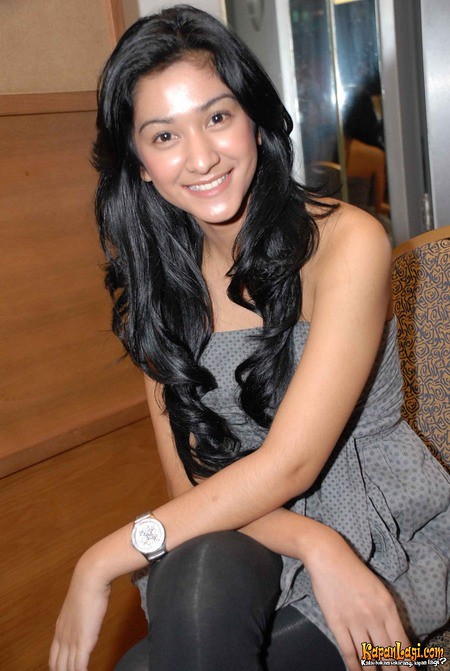 FOTO: Fanny Ghassani, Si Cantik Suster Ngesot