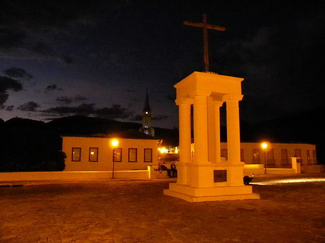 A Cruz do Anhanguera, a Casa da Cora e a Igreja do Rosário ao fundo