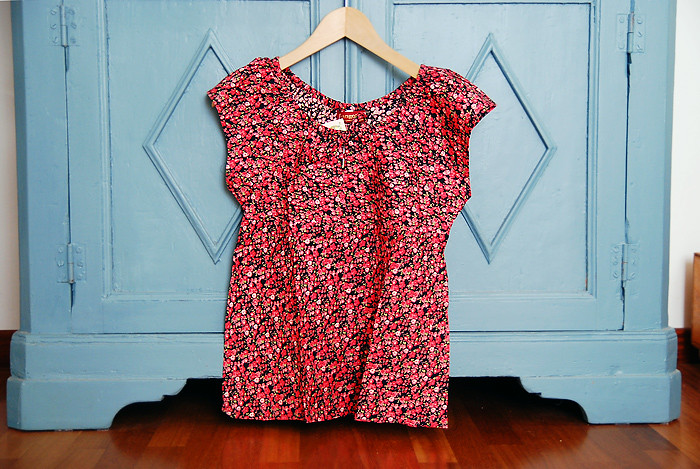 Женская блузка с ажурными вставками 253 · Трикотажная майка 255
