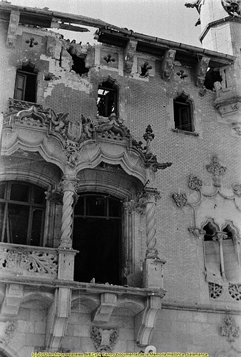 Granollers, octubre de 1934 (Barcelona) impactos de la artillería sobre la fachada del edificio del Ayuntamiento. by Octavi Centelles