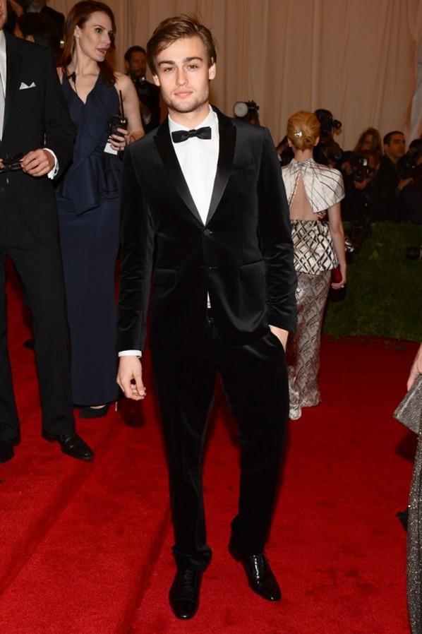 5 - Douglas Booth wearing Burberry to The Metropolitan Museum of Art 2012 Costume Institute Benefit in NY, 07.05.12.2jp