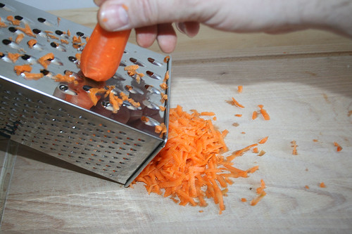 13 - Möhren raspeln / Crate carrots