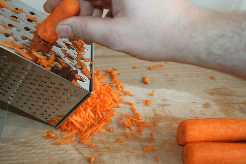 15 - Möhren raspeln / Grate carrots