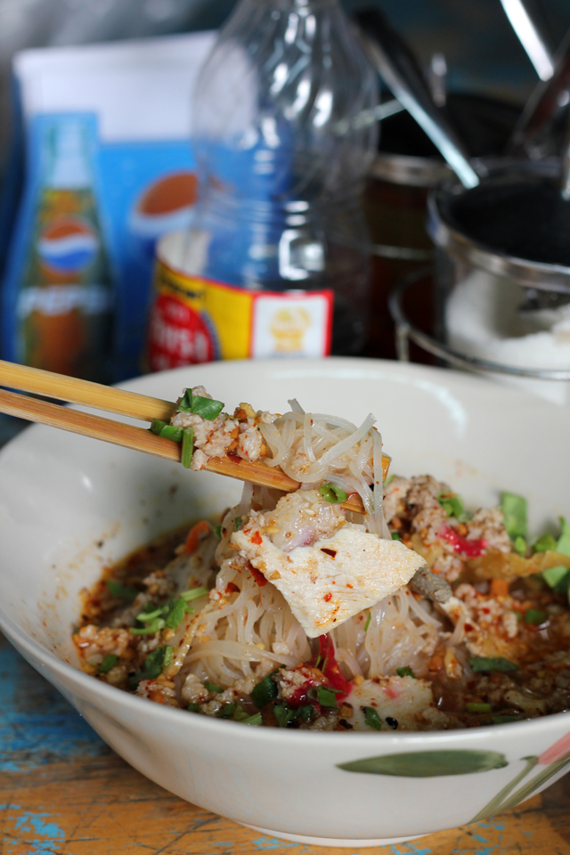 Kuay Teow Tom Yum (Thai Sweet and Sour Soup Noodles) ก๋วยเตี๋ยวต้มยำ