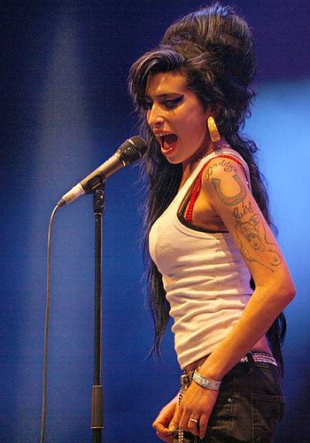 419px-Amy_Winehouse_f4962007_crop by pauzikassim