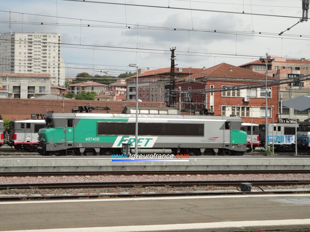 The BB 7400 with the typical FRET SNCF green and white livery in Toulouse