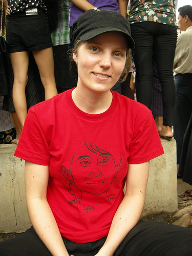 I klädd t-shirten som skulle välkomna Aung San Suu Kyi