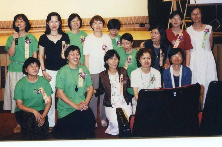 主婦聯盟合作社的成立，是憑藉著一群婆婆媽媽對於綠色消費與簡樸生活的堅持。圖為2001合作社成立大會─第一屆理監事合照。