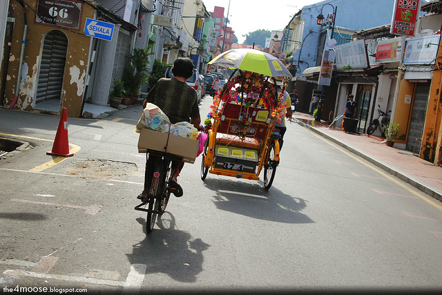Melaka - Bicycle vs Trishaw