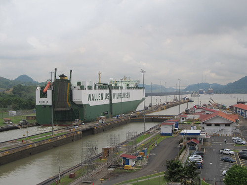 Canal de Panama: ce bateau vient de Suède (Stockholm plus précisément). Regardez bien la taille du bateau par rapport aux voitures et aux bâtiments. Impressionant non ? ;)
