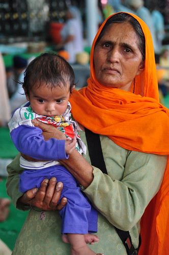 India - Punjab - Amritsar - Golden Temple - Woman With Child - 263