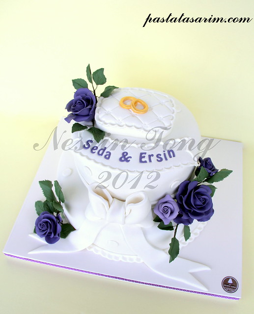 PURPLE ROSES WEDDING CAKE