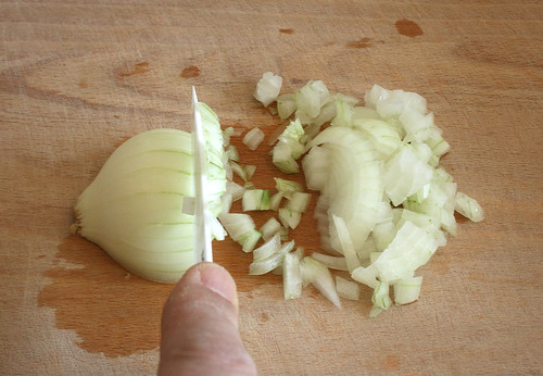 10 - Zwiebel würfeln / Dice onion