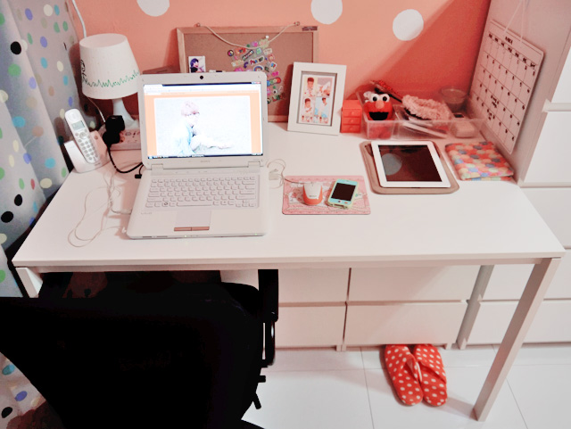 typicalben room study desk