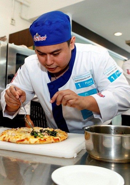 Fonterra FS Pic2 Chef Syairul, the Gold Award recipient for the Pizza Challenge, adding finishing touches to his winning recipe.