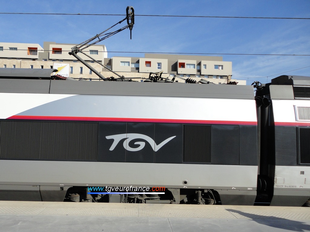 Vue du logo TGV sur l'une des toutes premières rames TGV è arborer la nouvelle livrée des trains à grande vitesse français