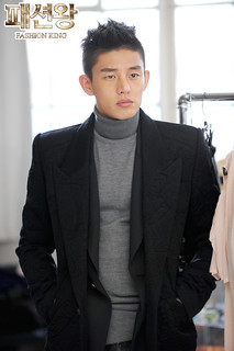 Yoo Ah In "Fashion King" Photo Collection