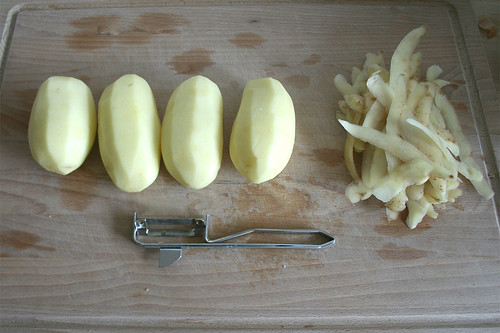16 - Kartoffeln schälen / Peel potatoes