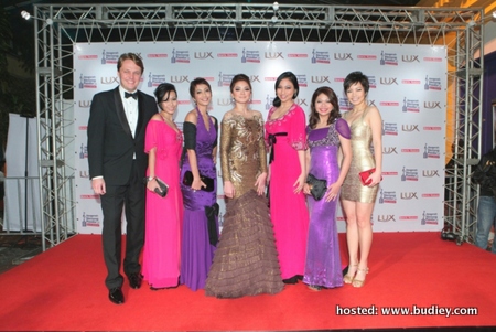 5. Group shot from (Left) Hugo, (middle) Fazura, (Right) Tanya together with the 4 winners
