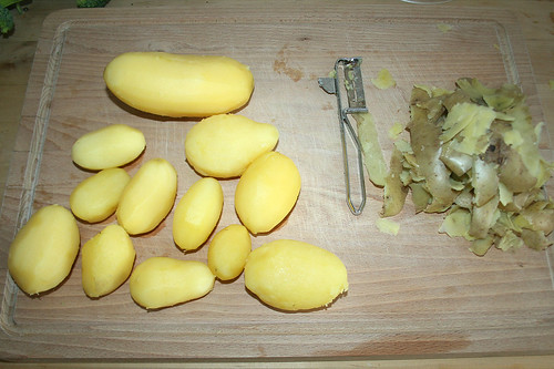 10 - Kartoffeln schälen / Peel potatoes