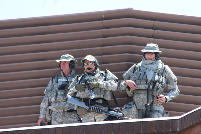 Anaheim SWAT
cops on roof mikebobio on twitter.jpg%20large